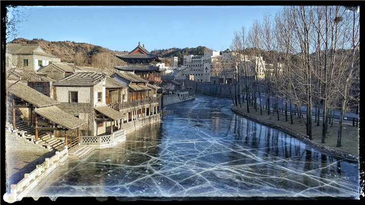 郭保良-12冰上的古北水鎮(zhèn)——2018-01-16——冬天的北方很冷，充滿了江南水鄉(xiāng)風(fēng)情的古北水鎮(zhèn)的河水都成了冰，但顯示出來的卻是另一種水鄉(xiāng)風(fēng)情.jpg